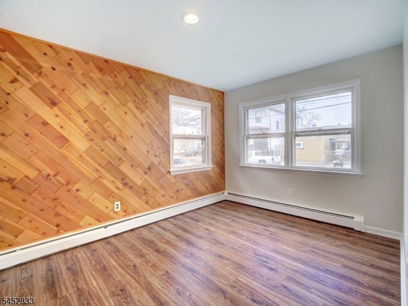 27 Honiss St