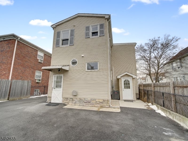 27 Honiss St