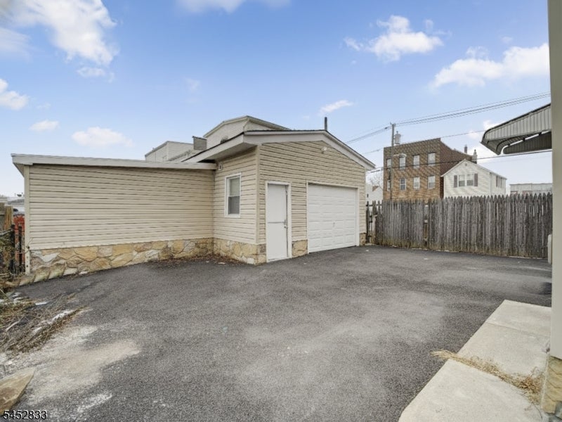 27 Honiss St