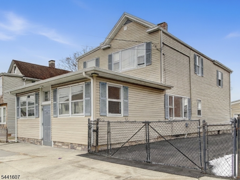 27 Honiss St 2