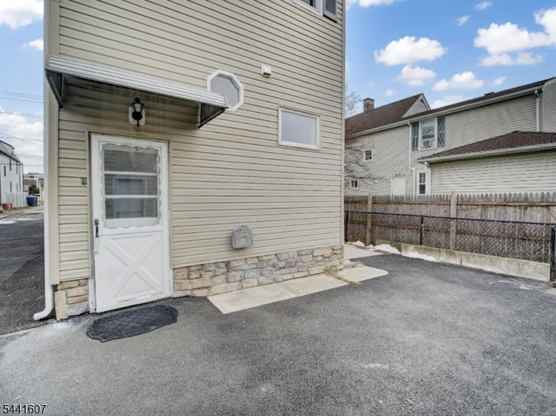 27 Honiss St 2