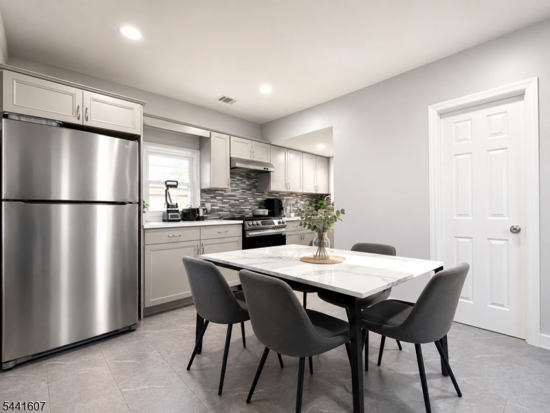 27 Honiss St 2