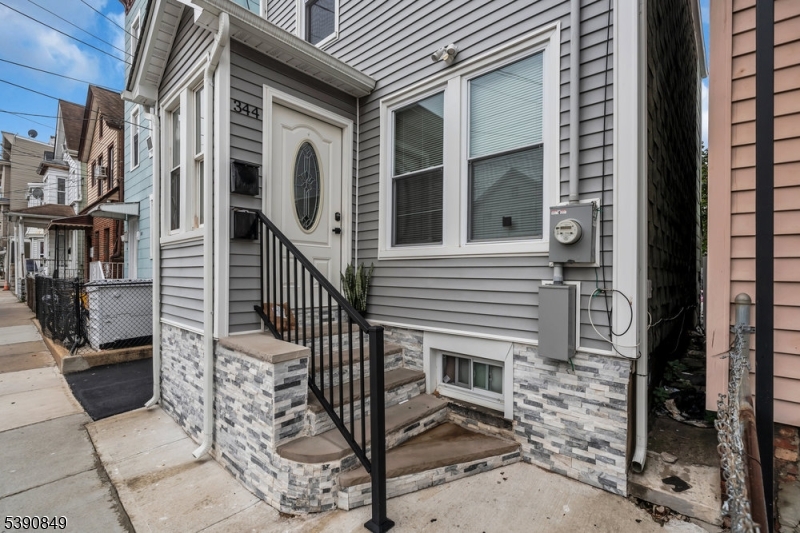 344 John St