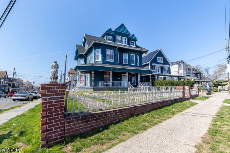 300 1St Ave