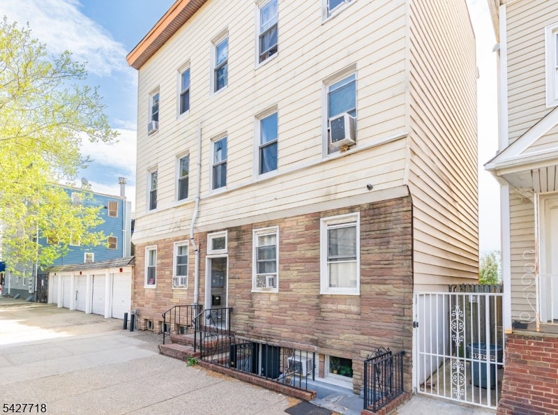 51 Richards St
