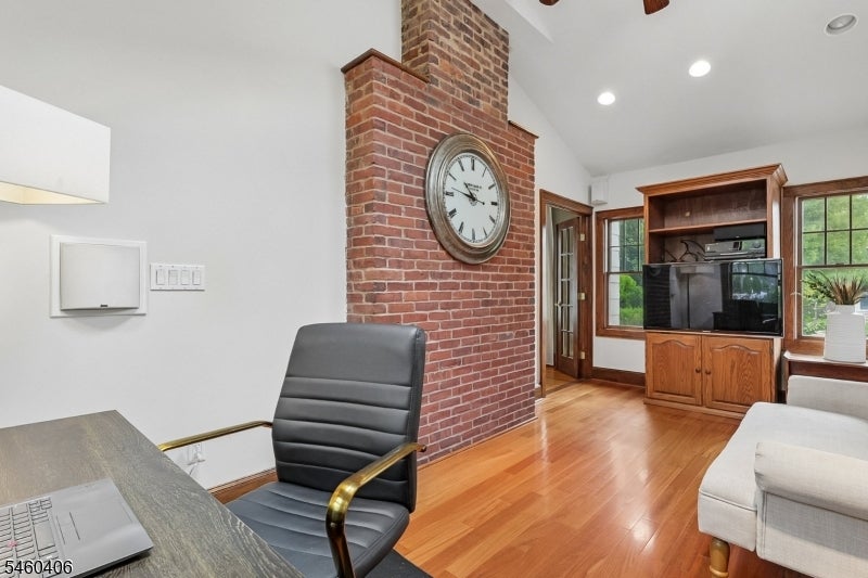 548 Hort St