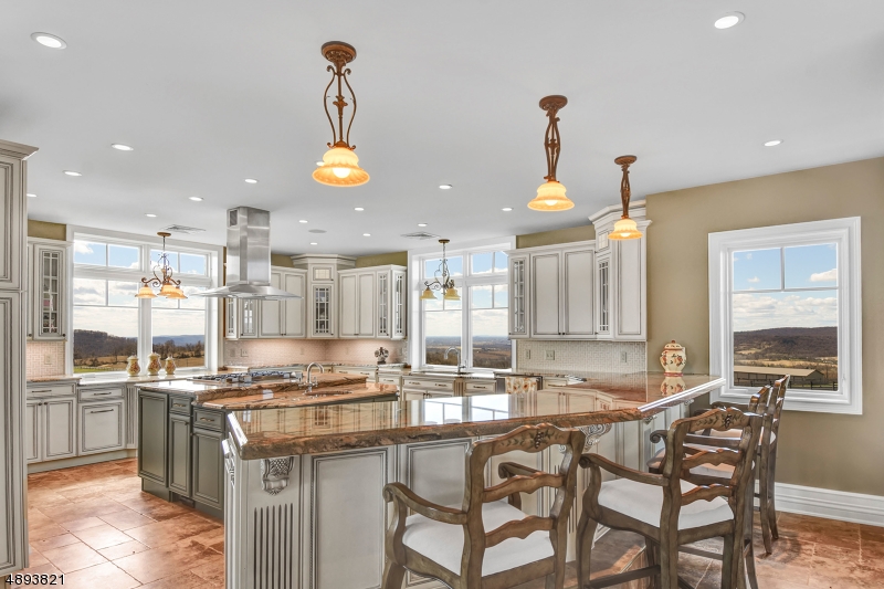 506 Mountain View Road W