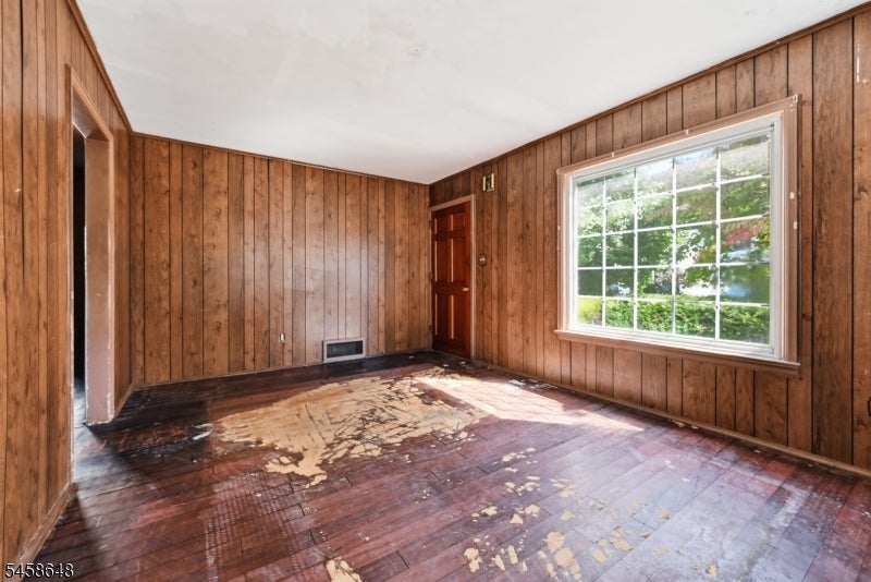 588 Quinton Ave