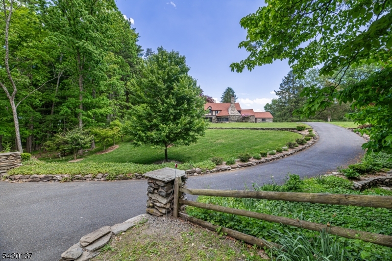 943-947 Middleville Rd