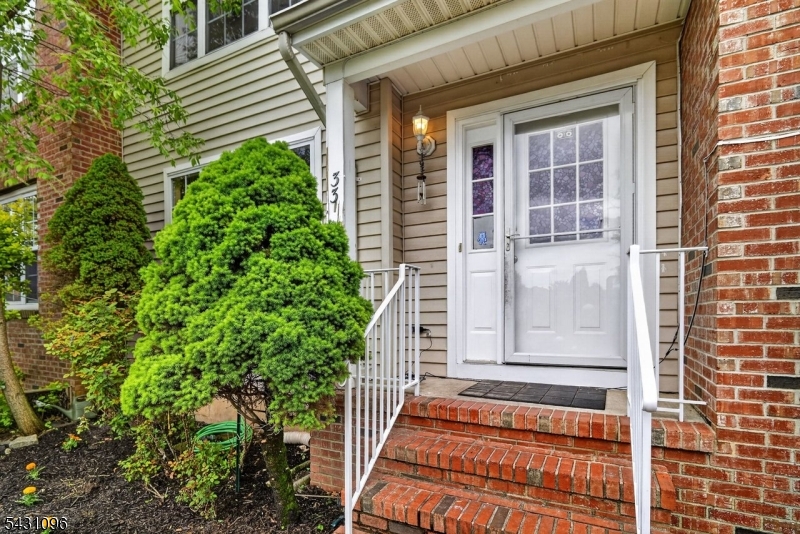 33 Nostrand Rd