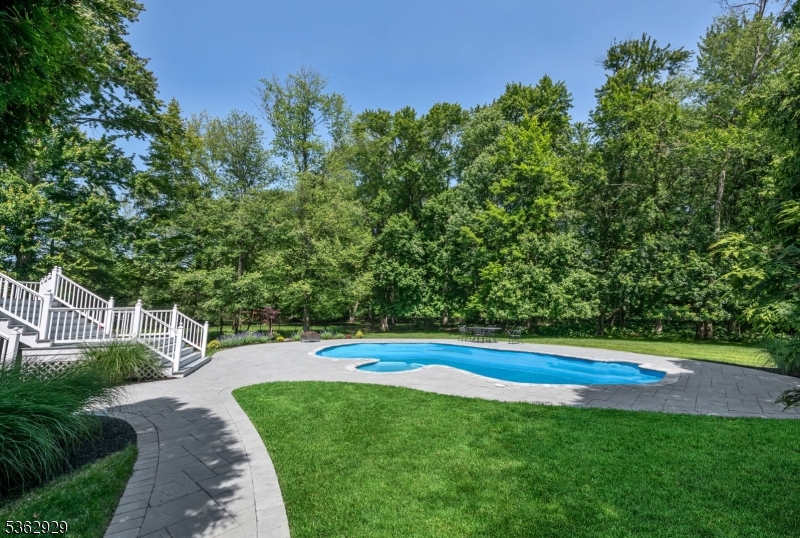 31 Gloria Dr
