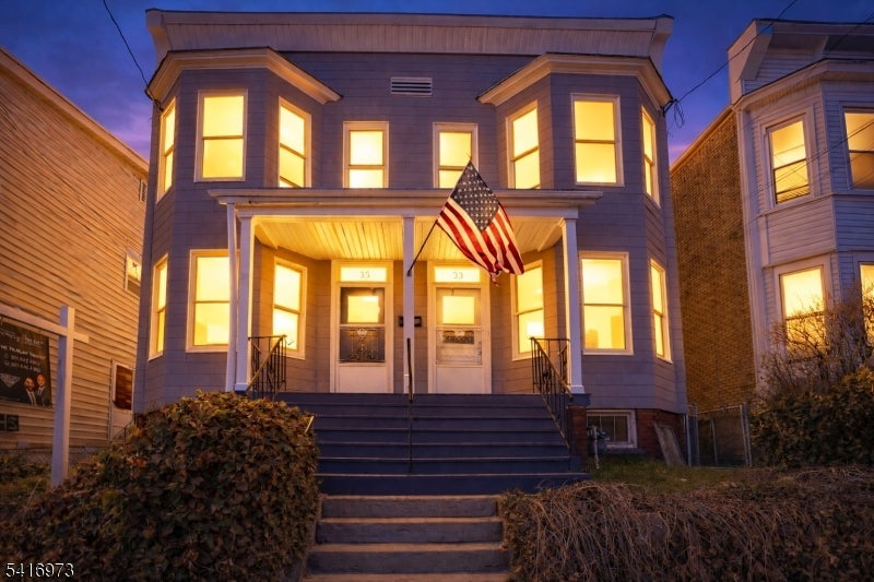 33-35 Delaware St