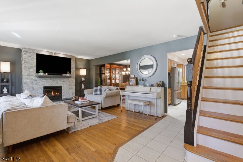 28 Midway Ct