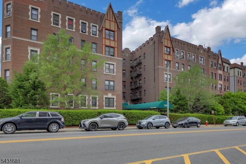 755 Anderson Ave 5i