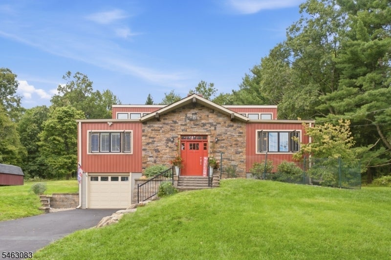 4 Spring Ln
