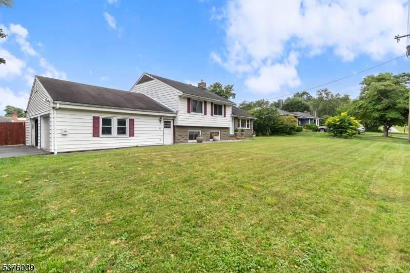 6 Barry Ln