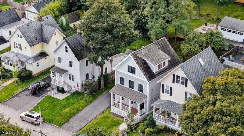 8 Locust St