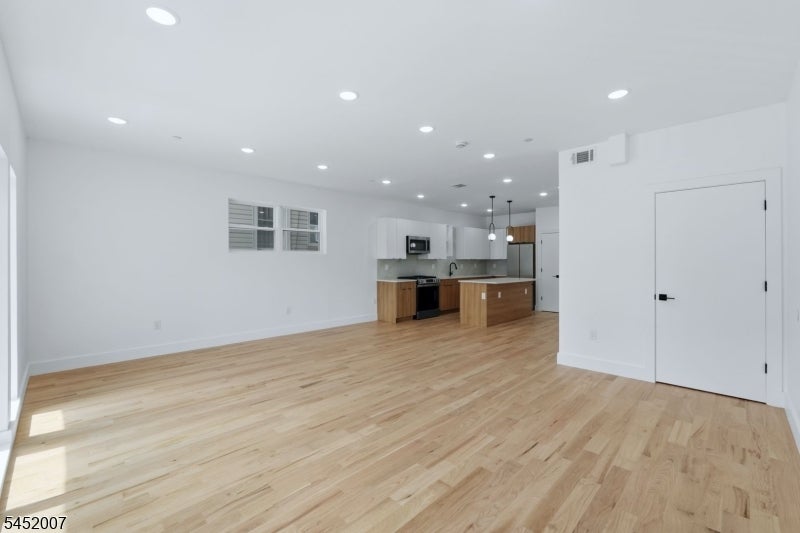 369 6Th Ave