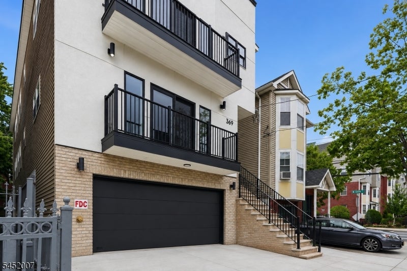 369 6Th Ave