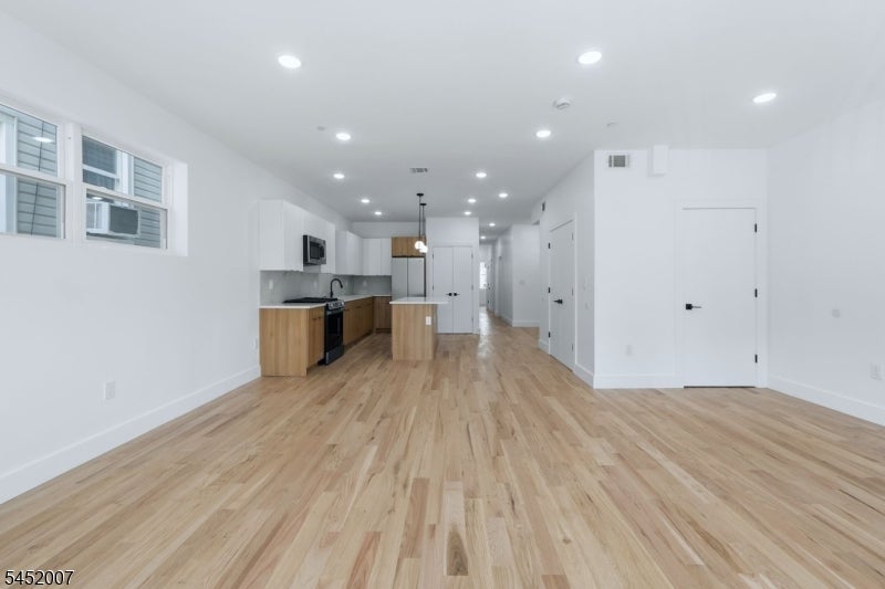 369 6Th Ave