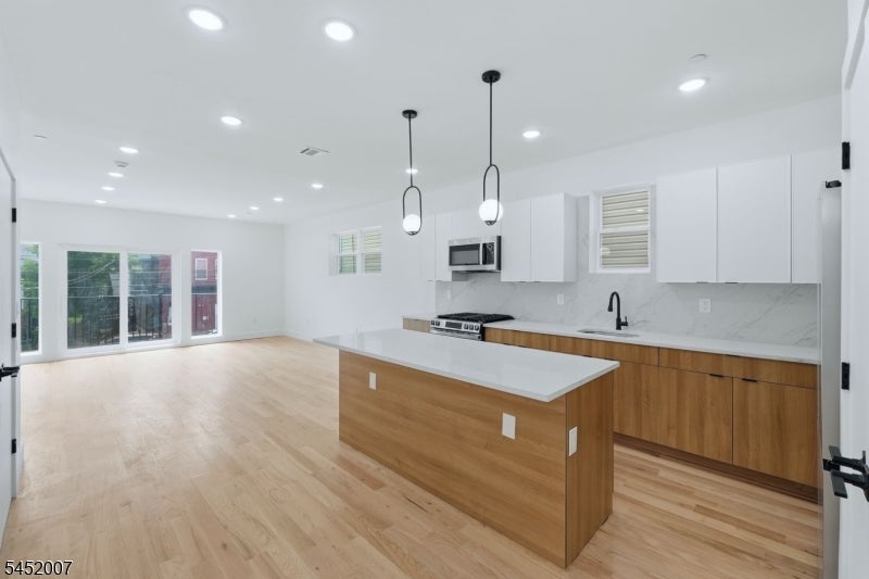 369 6Th Ave