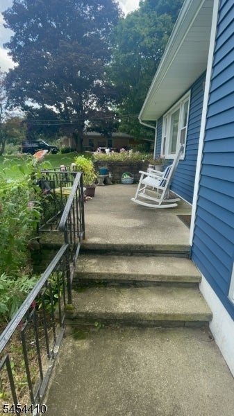 8 Regina Ln