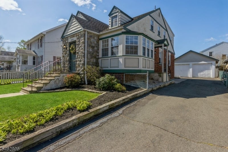 123 New St