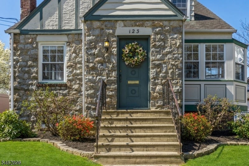 123 New St
