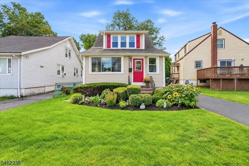 53 Seneca Ave