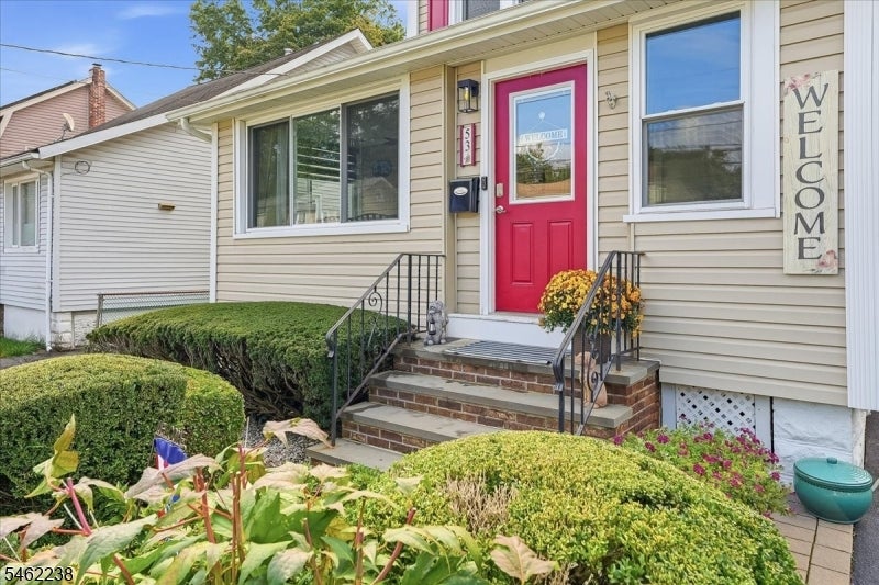 53 Seneca Ave