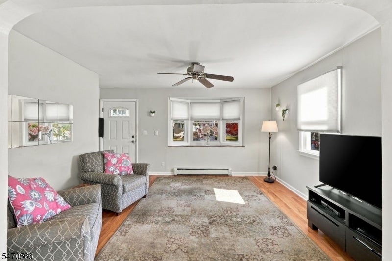 10 Deroon Ave