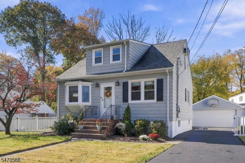 10 Deroon Ave