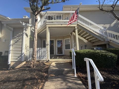 Photo of 19 Sage Court, Bedminster, NJ 07921 (MLS # 3993756)