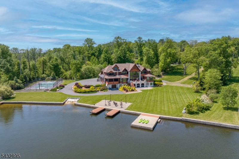 1 Lakeview Point Ave