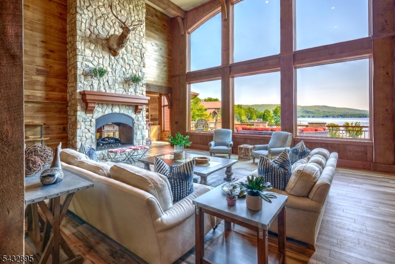 1 Lakeview Point Ave
