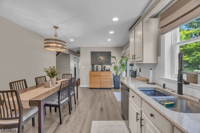 81 Lois Ave