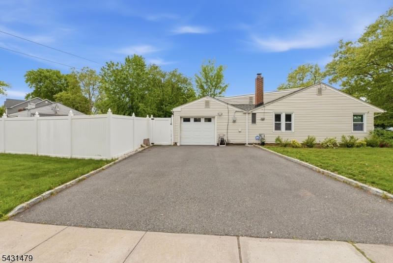 2339 Knapp Dr