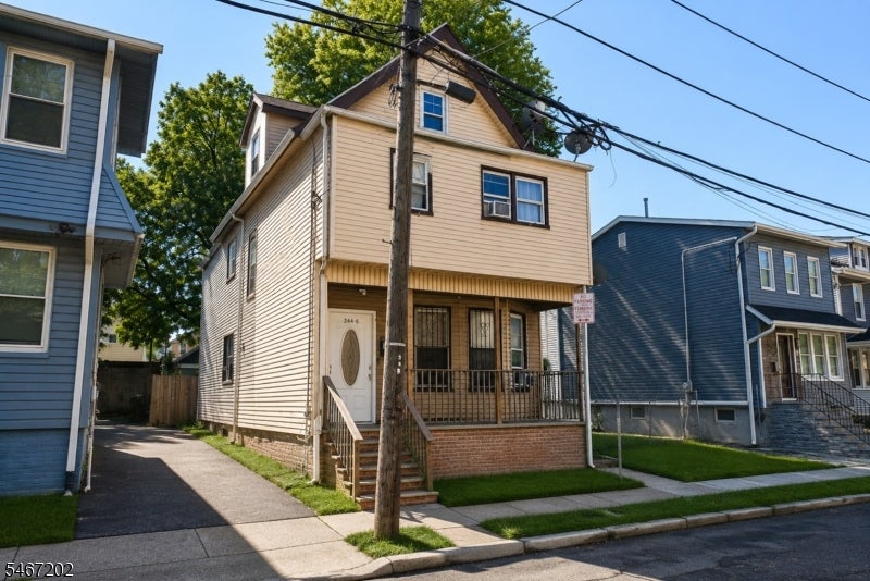 244 Leslie St