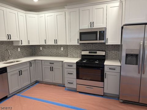 37 6Th St Harrison Town NJ 07029