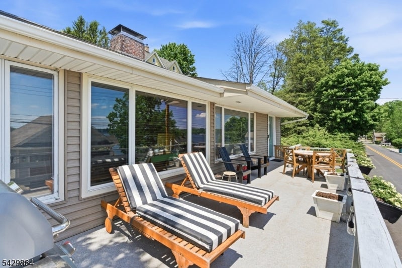 77 Lower North Shore Rd