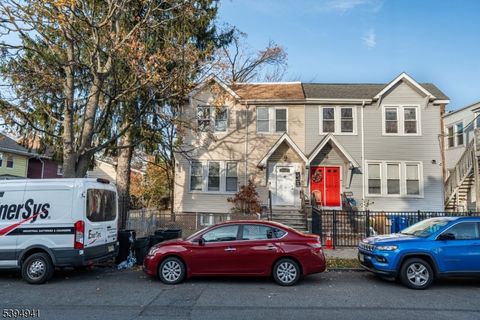 28 11Th Ave East Orange City NJ 07018