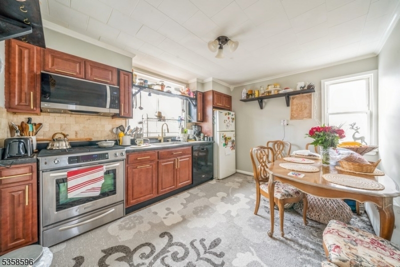 158 W 8Th St