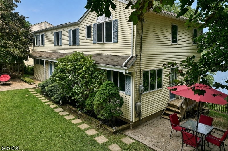 103 W Lake Shore Dr