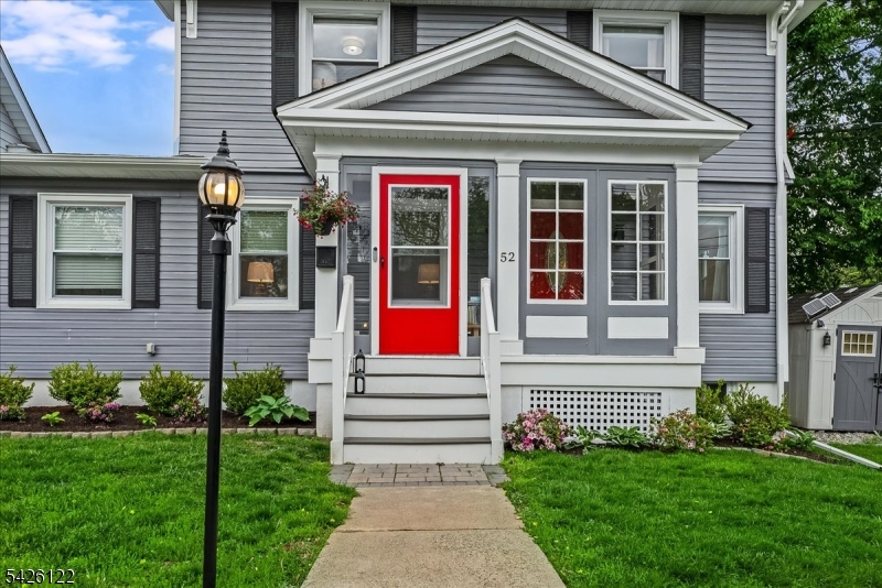52 Hawthorne Ave