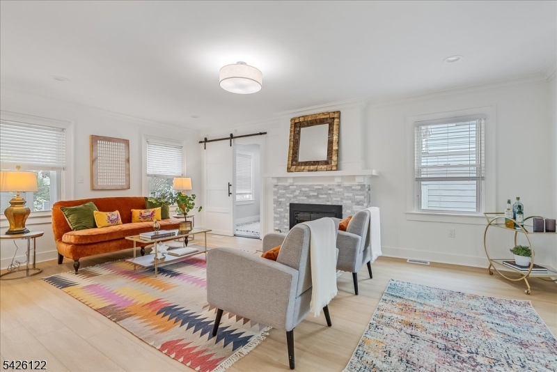 52 Hawthorne Ave