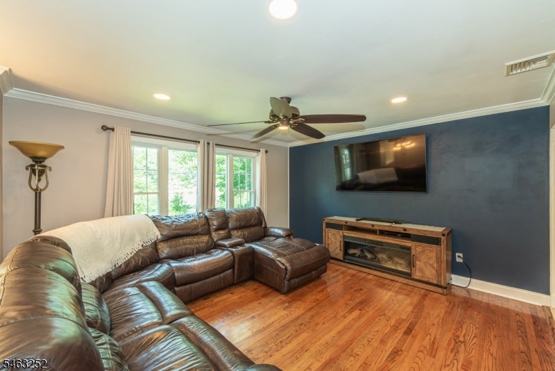 33 Lakeside Ave