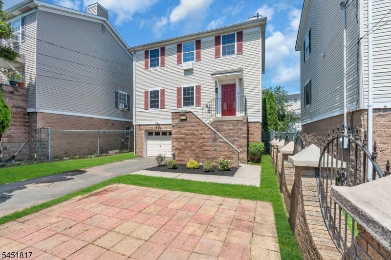 81 Crane St