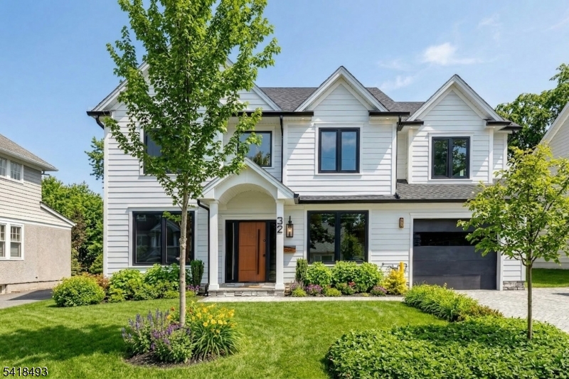 32 Garibaldi St