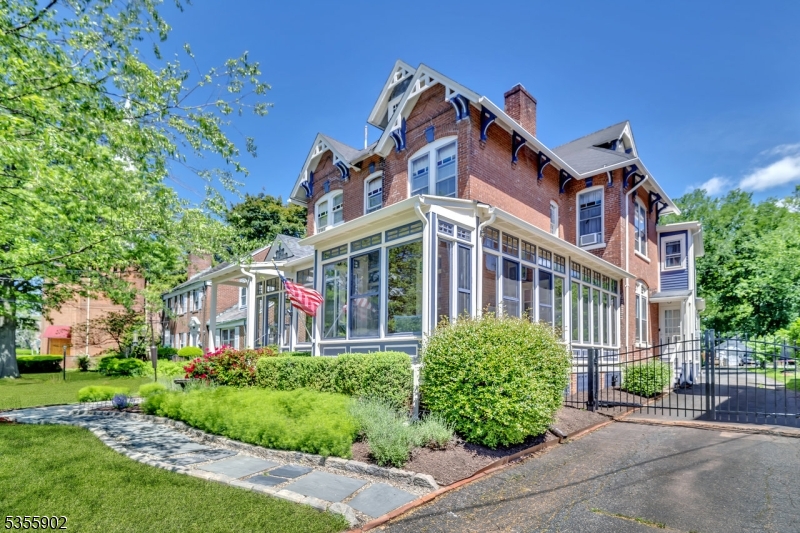 128 W High St