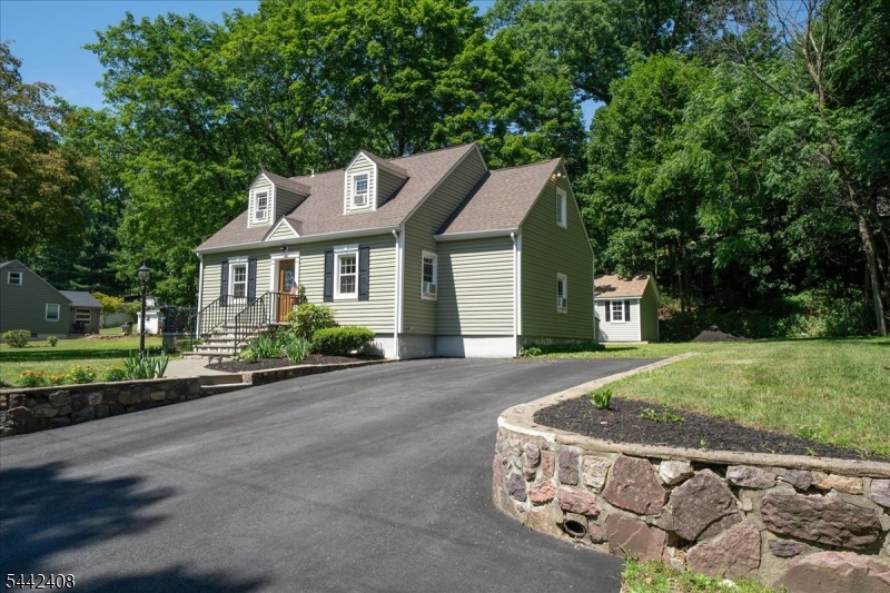 46 Lakeside Dr